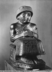 Gudea, princ z Lagashe, socha zasvěcená Ningizzadovi, novosumerský, z Telloh, starověký Girsu, kolem 2130 př. n. l. (diorit) (viz také 71510, 121795, 208106 a 286948)